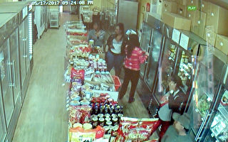 四名非裔女性进入店内佯装购物，准备行抢。（店家提供监视器画面）