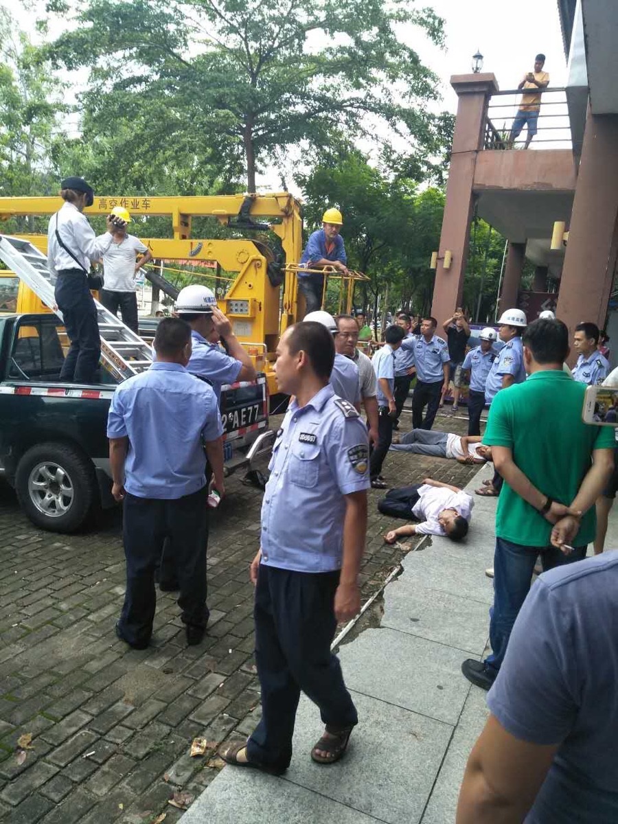 近日,海南保亭黎族苗族自治縣七仙廣場長廊數十戶商戶面臨強拆,經營一年有餘的商戶血本無歸,投訴無門。(商戶提供)