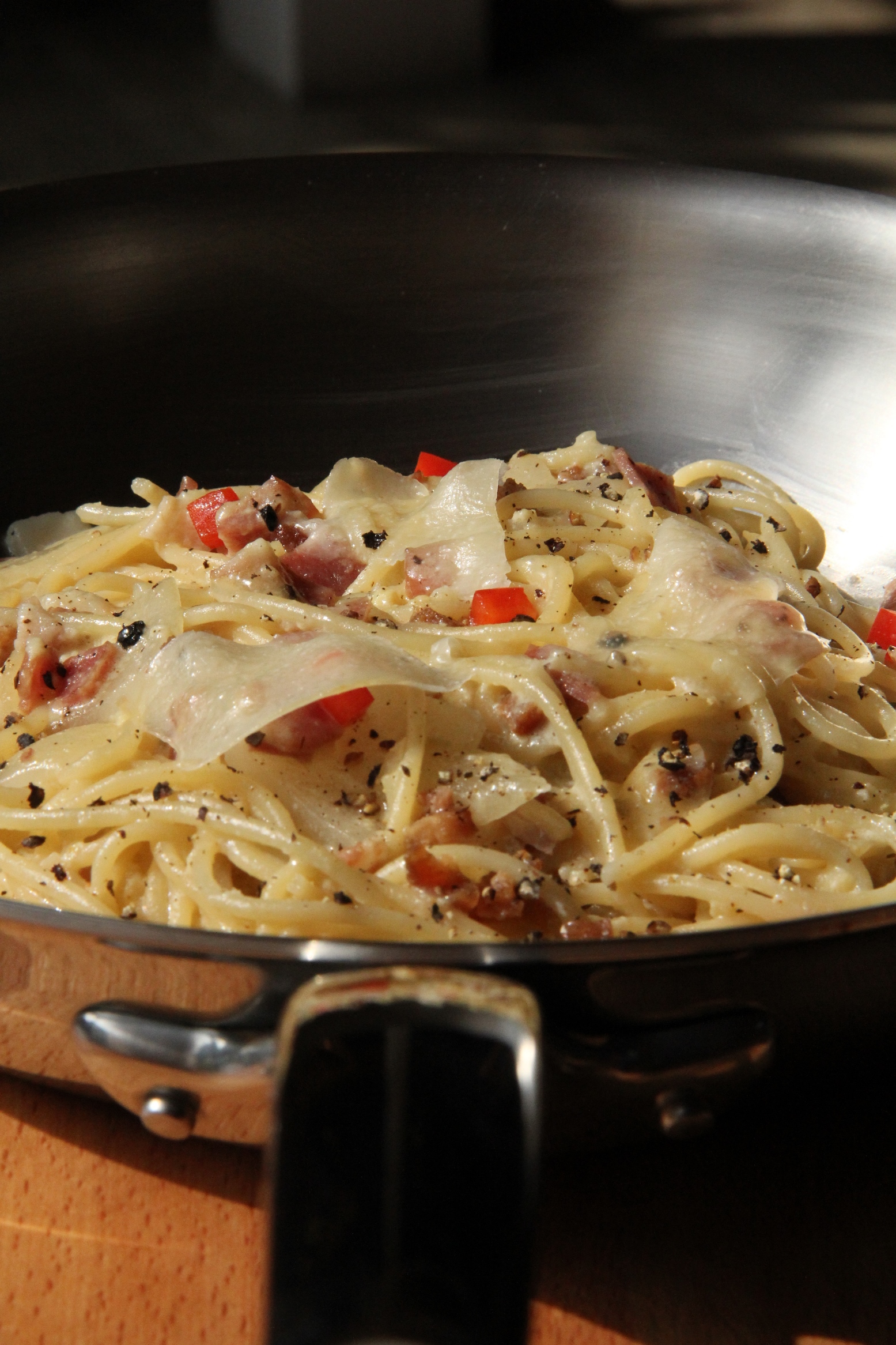 Spaghetti alla Carbonara這道經典的義大利麵,奶香味是來自於大量的義大利綿羊起士Pecorino Romano DOP。(攝影:國際橄欖油品油師 ALEX LU/大紀元)