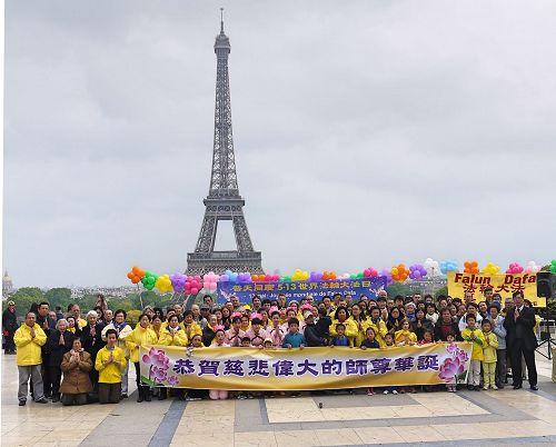 法國部份法輪功學員聚集在艾菲爾鐵塔下的人權廣場，慶祝法輪大法洪傳世界二十五週年，同時向法輪功創始人李洪志先生恭祝生日快樂。（明慧網）
