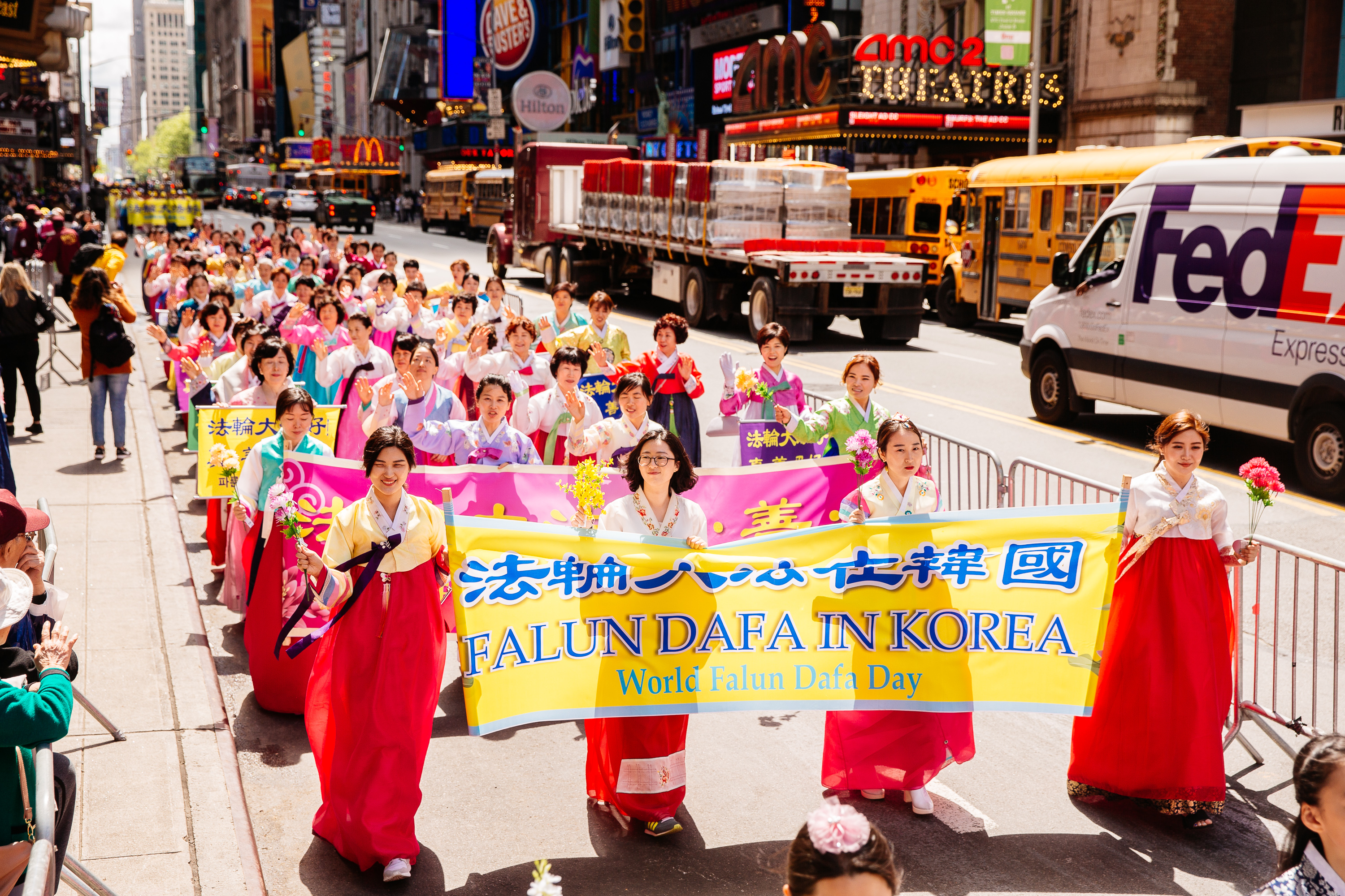 2017年5月12日，紐約上萬人舉行慶祝法輪大法弘傳世界25週年活動，並舉行橫貫曼哈頓中心42街的盛大遊行。（愛德華／大紀元）