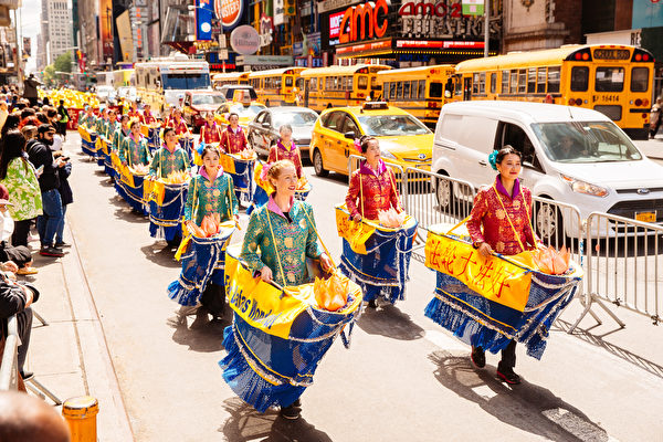 2017年5月12日，紐約上萬人舉行慶祝法輪大法弘傳世界25週年活動，並舉行橫貫曼哈頓中心42街的盛大遊行。（愛德華／大紀元）