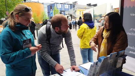 27日，法輪功學員在赫爾辛基市中心舉辦活動。民眾前來簽名支持反迫害。（李樂／大紀元）