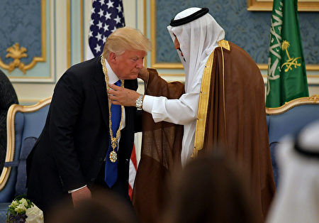 川普在沙特皇宮接受最高榮譽。(MANDEL NGAN/AFP/Getty Images)
