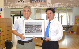彰化市长邱建富（左）说，郭双富（右）此次无偿提供其收藏有关彰化的文物展品，琳琅满目。（郭益昌/大纪元）