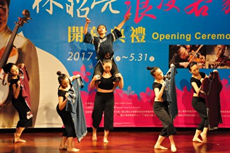 筑梦舞集表演客家舞蹈《祖˙迹》，诠释祖先来台开拓的故事。（赖月贵／大纪元）