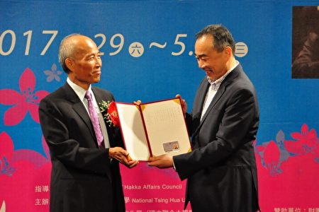 清华大学副校长林圣芬(左)颁授林昭亮“荣誉校友”及“永久校友”证书，感谢他对清华的贡献。（赖月贵／大纪元）