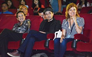 桃園電影節開幕，《母親大人》女主角祖米妮（左1）到場致意，並以這部印尼版「阿信」在母親節向媽媽們表示敬意。（桃園市府提供）