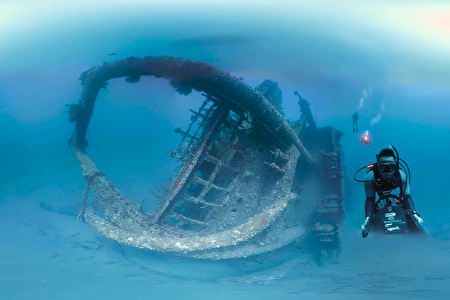 透過「沉默三十三年」，潛進蔚藍娓娓道出蘭嶼八代灣沉船的故事。（潛進蔚藍提供）