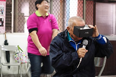 台東華源社區的長輩戴上VR眼鏡，體驗水下360度的世界。（潛進蔚藍提供）