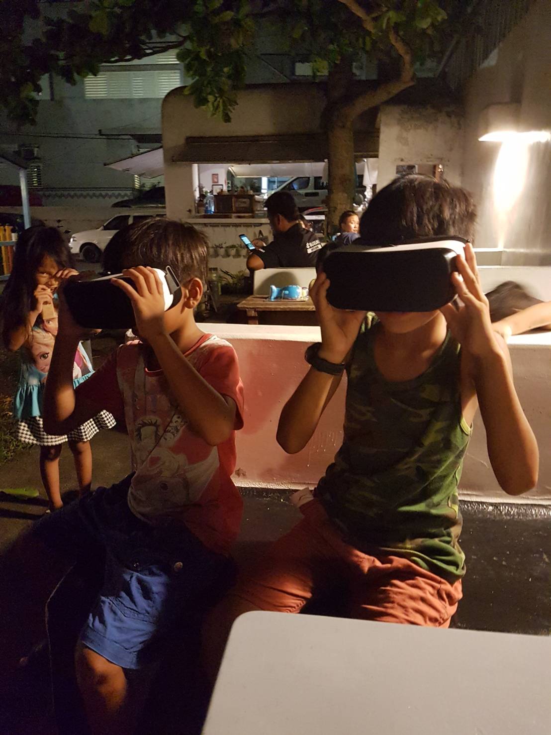蘭嶼小朋友初次體驗 VR,覺得新鮮有趣。(潛進蔚藍提供)