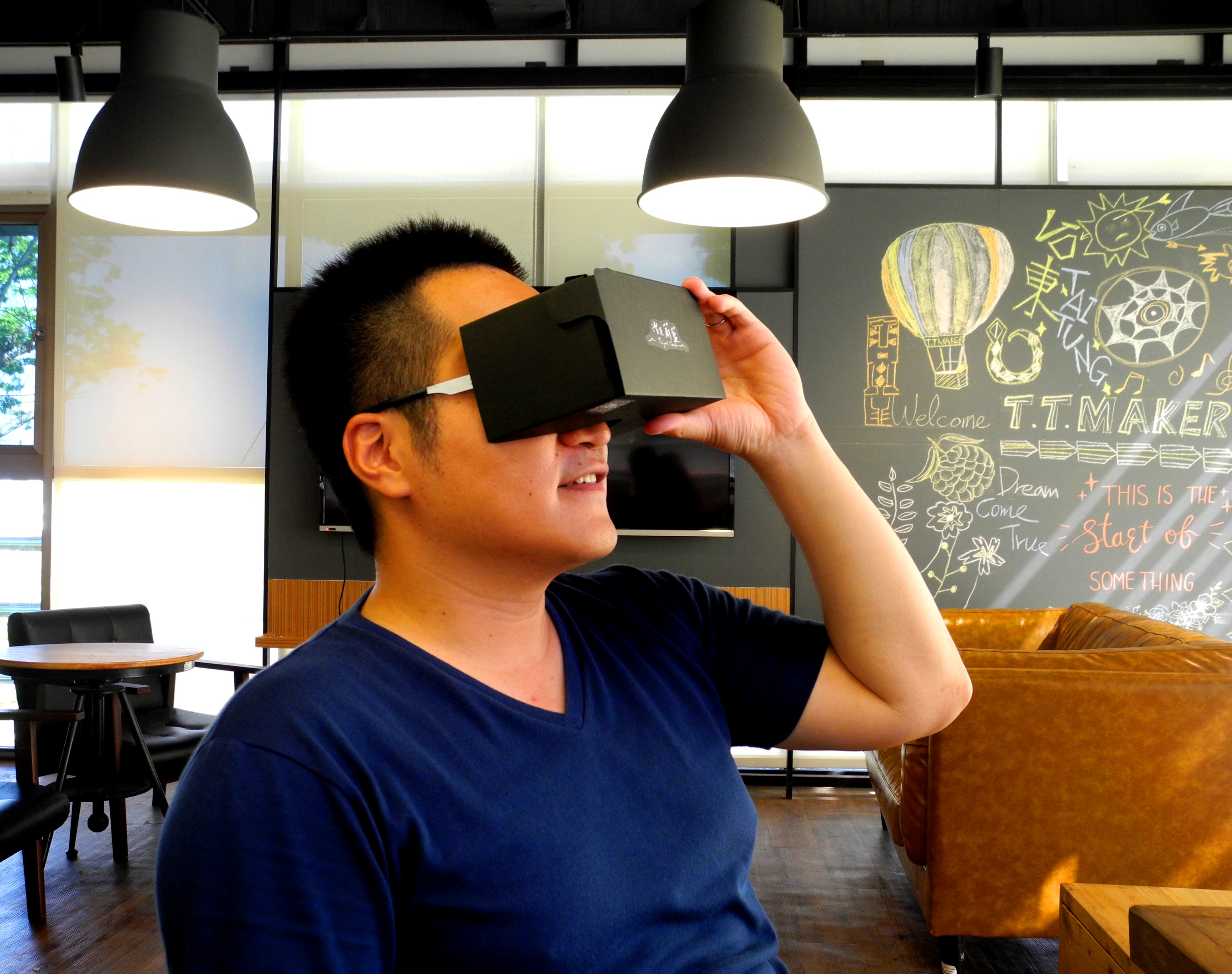 Vincent到哪裡都帶著VR眼鏡,隨時介紹海底實境秀。(龍芳/大紀元)