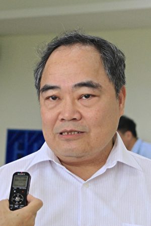 農委會畜牧處副處展王忠恕說明:農業事業廢棄物再利用,結合工業合作契機。 (許享富/大紀元)