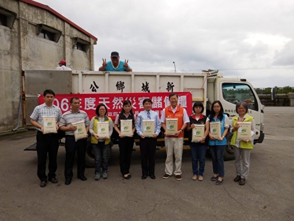 農糧署東區分署長陳啟榮(中)表示,防汛期於宜花東三縣35個鄉鎮市,提撥天然災害儲備糧約78公噸白米,共有119處儲備白米之點。(詹亦菱/大紀元)
