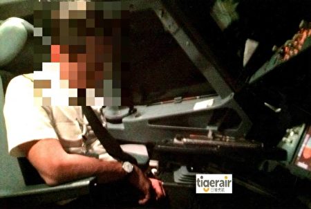 台湾虎航一名副机师以照片方式爆料，8名机师疑在飞行过程中打瞌睡。（郑宝清立委办公室提供）
