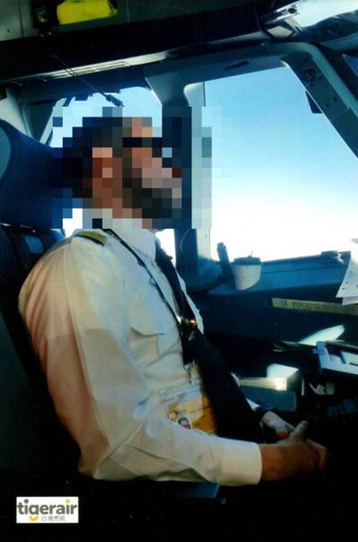 台湾虎航一名副机师以照片方式爆料，8名机师疑在飞行过程中打瞌睡。（郑宝清立委办公室提供）