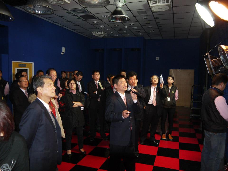 LVD燈申請通過的專利也超過100件,外賓參訪。(上一國際光電提供)