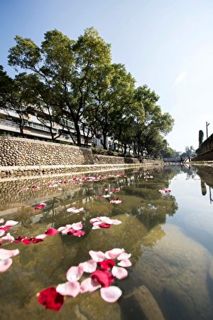 護城河再造工程，以生態工法營造自然親水空間。（新竹市府提供）