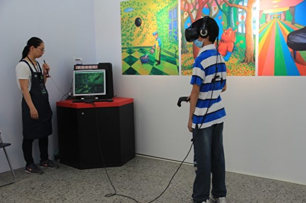 孩子體驗幾米繪本VR新視界。（謝月琴／大紀元）