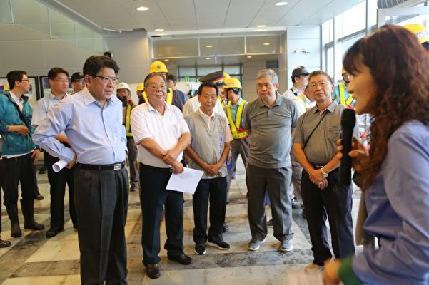 屏東縣長潘孟安(左一)與屏東代理市長程清水(左二)聽取屏東新站工程的進度報告。（屏東市公所提供） 