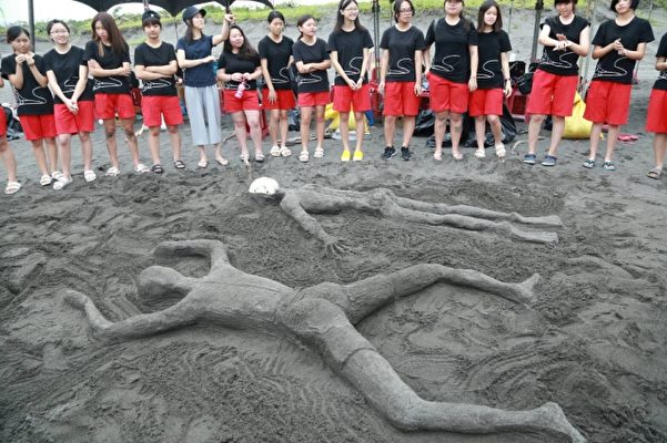 宜蘭青年學子沙雕體驗。（宜蘭縣政府提供） 