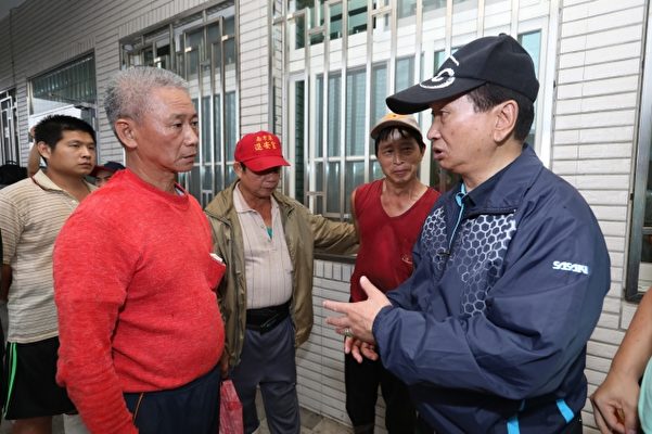 代理县长吴泽成(右)与养猪业者 面对面沟通。（宜兰县政府提供） 