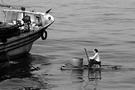 钓艚仔是一种友善的环保渔法，是以一艘母船带着许多竹筏出海捕鱼，竹筏的钓手钓捕渔获后，再将渔获送回母船。（宜兰县讨海文化保育协会提供）