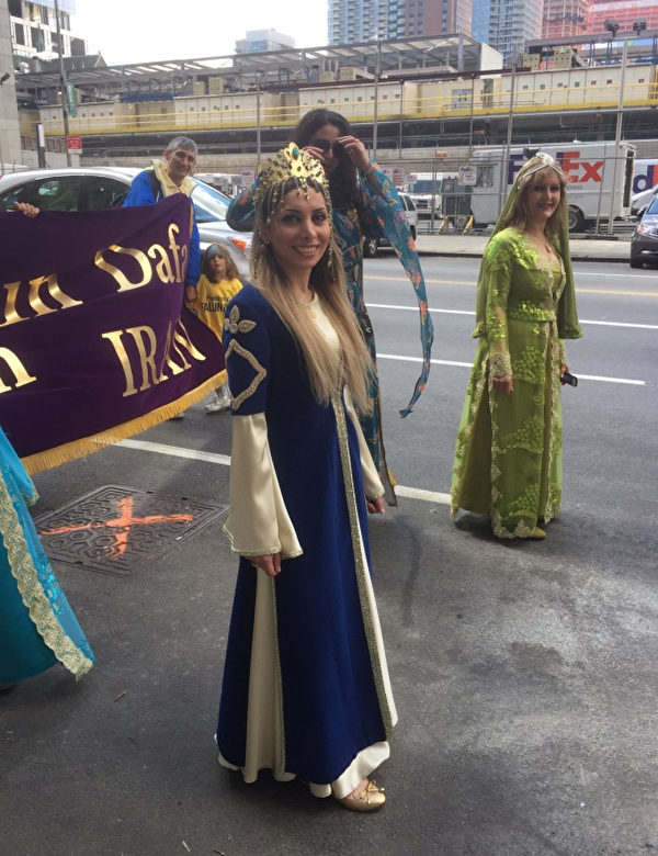 伊朗法輪功學員Anita Karian在5月12日紐約慶祝大法日遊行中。（施萍／大紀元）