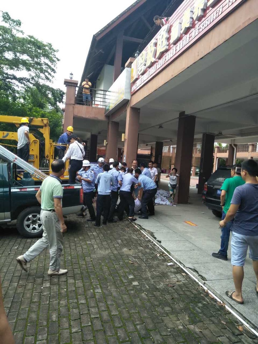 近日,海南保亭黎族苗族自治縣七仙廣場長廊數十戶商戶面臨強拆,經營一年有餘的商戶血本無歸,投訴無門。(商戶提供)