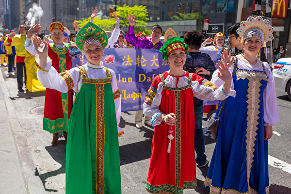 2017年5月12日，纽约万人庆祝法轮大法日，大游行队伍横跨曼哈顿。（Mark Zou ／ 大纪元）