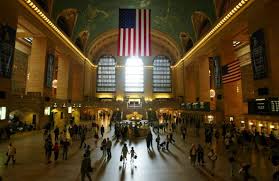 在9.11事件后一面巨大的美国国旗，被高悬在拱顶下象征纽约人共同的情感与记忆。