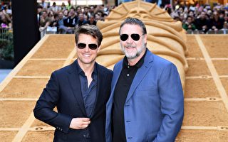 好莱坞巨星汤姆·克鲁斯（Tom Cruise）与奥斯卡影帝拉塞尔·克罗（Russell Crowe）出席新片《新木乃伊》（The Mummy）在悉尼的首映式。(WILLIAM WEST/AFP/Getty Images)