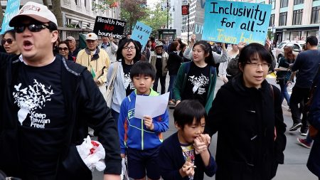 纽约台美人抗议今年世卫大会把台湾拒之门外，表达医疗无国界，无关政治，是基本人权的呼声。