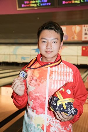 谢晋轩、贝荻、余浩彦、叶俊谦于四人队际赛中获得银牌。（香港保龄球总会提供）