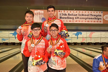 谢晋轩、贝荻、余浩彦、叶俊谦于四人队际赛中获得银牌。（香港保龄球总会提供）