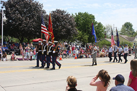 5月28日，美国中西部最大的“阵亡将士纪念日”游行在密西根州的圣克莱尔湖岸市（St. Clair Shores）吸引了约八万观众观看。 (尹婉/大纪元）