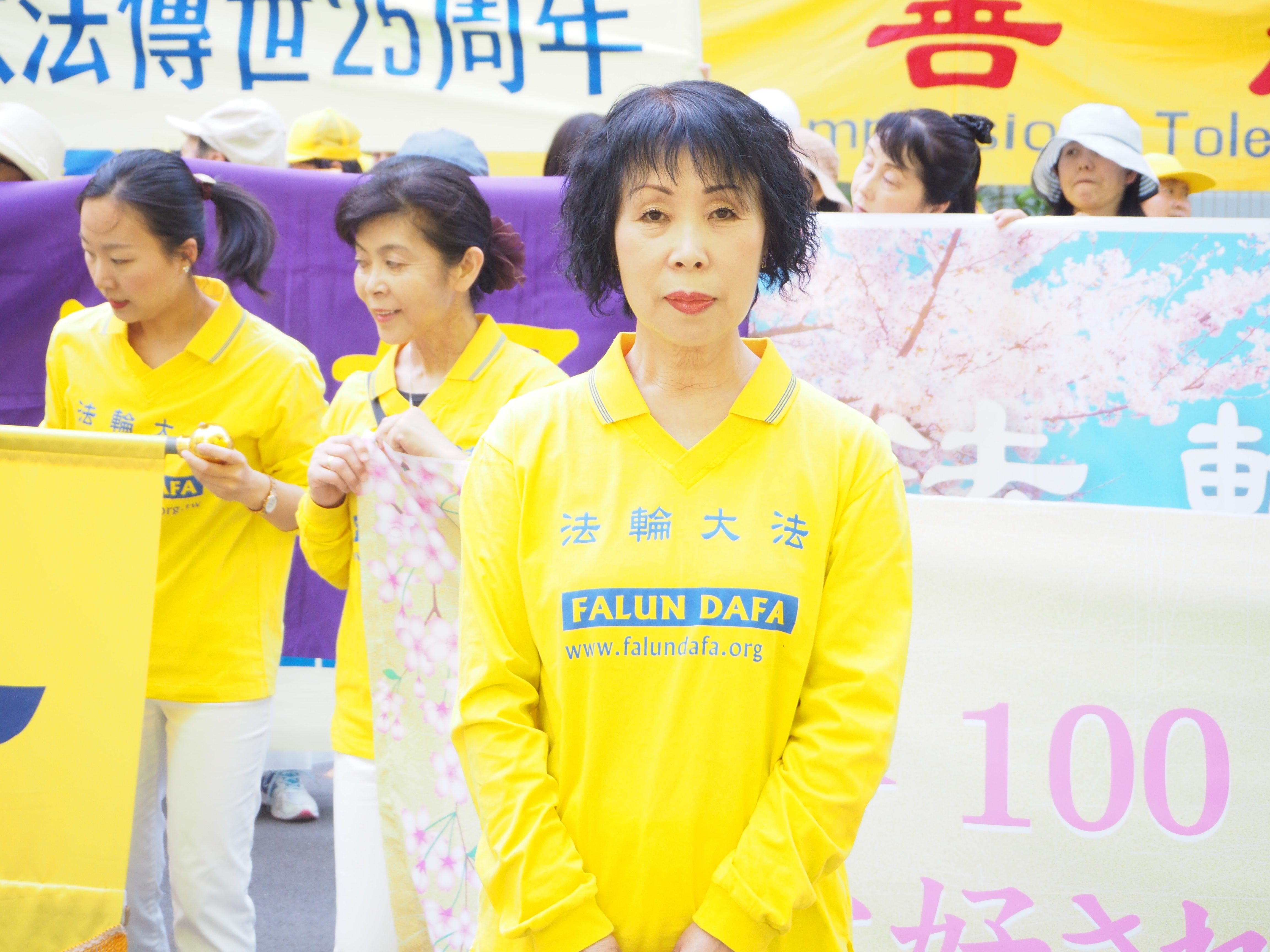 重獲新生的谷本朝子女士表示,感恩師父的救度,祝師尊生日快樂。(廣田寬光/大紀元)
