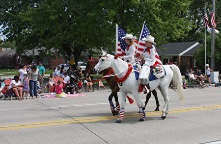 5月28日，美国中西部最大的“阵亡将士纪念日”游行在密西根州的圣克莱尔湖岸市（St. Clair Shores）吸引了约八万观众观看。(尹婉/大纪元）
