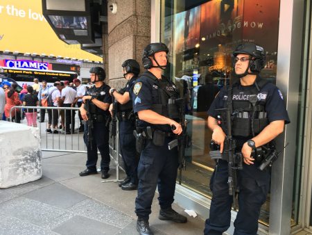 惨剧发生后，警察的装备升级了，每人都配备了两把枪，身上还挂着各种装备。整个时代广场约有近百名警力。