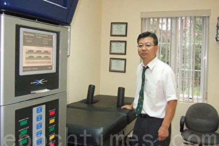 在纽约法拉盛执业的韩裔脊骨神经专科医师裴鹤树（Dr. Hak Soo Bae）有20年的执业经验，从2006年起他开始使用DRX9000脊椎减压治疗仪。裴医生介绍，脊椎减压治疗工作原理不复杂，治疗过程也很安全。（图／大纪元）