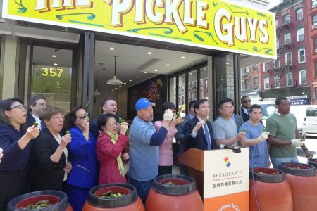 市議員陳倩雯、美國小商業部門地區主任Beth Goldberg、第三社區委員會經理Susan Stetzer等人參加酸黃瓜店Pickle Guys的新店慶祝儀式。