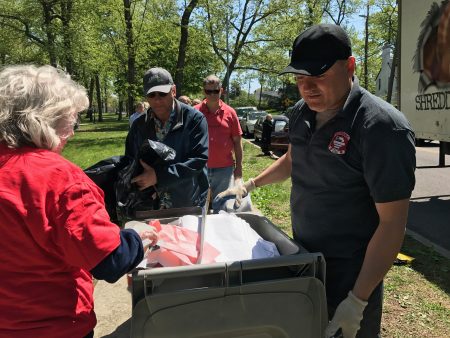 美国退休人员协会昨在邦恩公园举办“免费碎纸防范身份文件被盗用”活动。