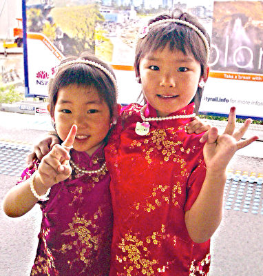 可愛姊妹花伊炫（左）與姐姐伊婷（右）的旗袍裝扮。（Gloria提供）