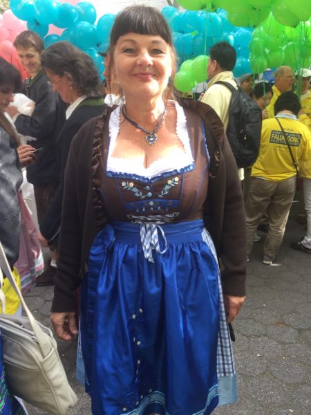 德国大法弟子Ulrike Elmann在5月12日曼哈顿大游行前集会上。
