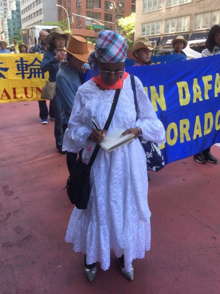 法属瓜德罗普岛大法弟子Marlene Deloumeaut在5月12日曼哈顿大游行中。