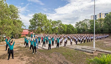 印度尼西亚特拉丹第一中学千人集体学炼法轮功（明慧网）