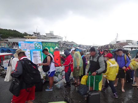 減少對離島土地環境的影響,台東縣政府提出「多背1 公斤」的行動口號,倡導蘭嶼馬拉松選手將產生可回收 物品帶回本島,共帶回近60公斤的資源回收物品。 (台東縣政府提供/中央社)
