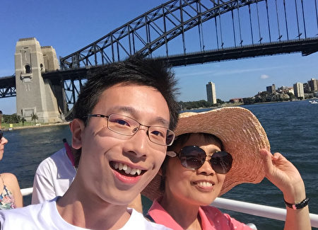 Philippe與母親坐船遊悉尼海港。（本人提供）