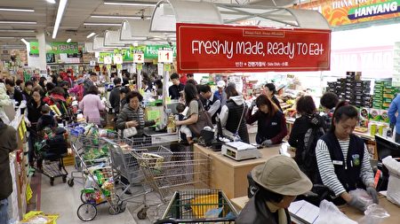 漢陽超市每月一號的買一贈一活動包括500中商品，吸引很多顧客前來購物。（Henry Han／新唐人）