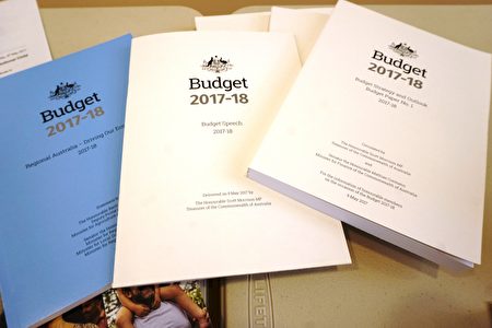 每年的预算公布日，澳洲大大小小的媒体可申请在国会内提前阅读预算案细节，在预算案概要由财长公布后，于当天晚间见报或向公众发布。图为预算案文件。（燕楠/大纪元）